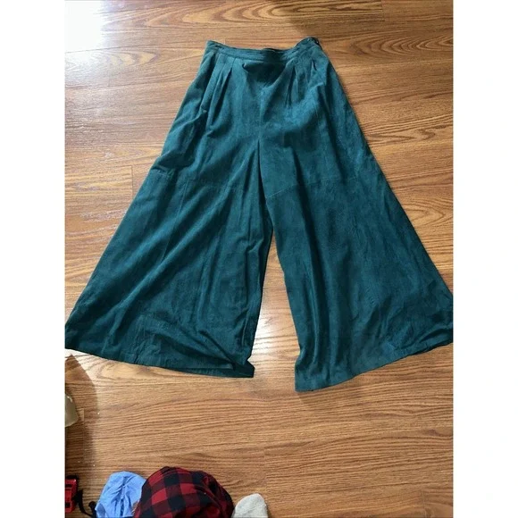 Char & Sher Collectibles Hunter Green Suede Wide Leg Crop Pant & Matching Top‎ - Picture 9 of 14